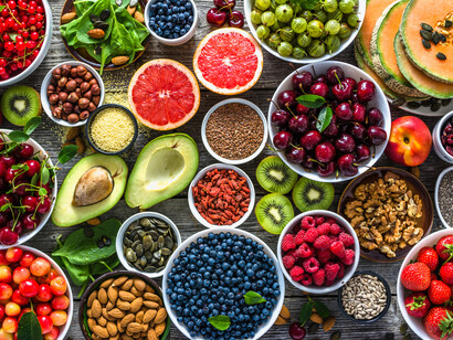 Adottare un regime alimentare nutriente ricco di verdure, frutta, cereali e cibi integrali è sempre raccomandato