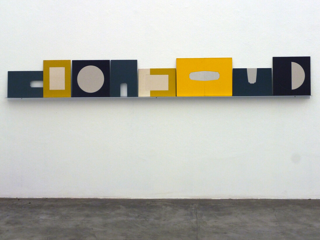 Odires, Mlászho, Archibabas: Babas Geométricas, Sol queimado, 2015, marcação e esfoliação com faca gráfica sobre capas de livros, 32 x 250 x 7,5 cm