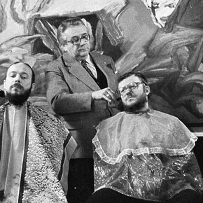 Thomas Ranft, Gregor-Torsten Schade (Kozik), Ralf-Rainer Wasse (Fotograf), Aktion Glatzköpfe, Berghäusler Abend in der Galerie Oben, 1981. Mit freundlicher genehmigung der Kunstsammlungen Chemnitz