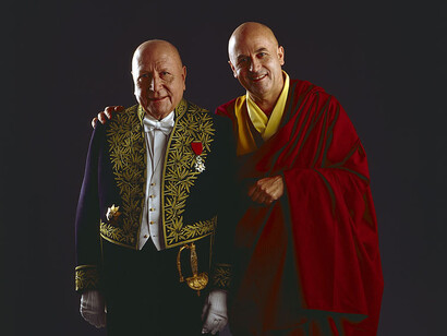Jean-François Revel y Matthieu Ricard en una sesión fotográfica en ocasión de la inclusión del primero en la Academia Francesa