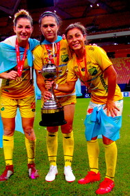 Tres jugadoras del Atlético Huila celebran su victoria en la Copa Libertadores 