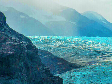 Actividades como la minería, si no cuentan con controles adecuados, pueden generar impactos irreversibles en estos ecosistemas. Vista del glaciar Grey. Parque Nacional Torres del Paine, Chile
