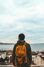 Homem contempla paisagem. Viver em um novo país é uma experiência que envolve muito mais do que aprender a viver em um novo lugar, na verdade, trata-se de descobrir uma nova versão de si mesmo e nem sempre as pessoas estão preparadas para isso