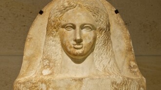 Parte frontal de un sarcófago antropoide fenicio de una mujer, hecho de mármol, 350–325 aC, de Sidón, ahora en el Louvre