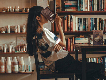 Lire dans un café-librairie, c’est transformer un simple moment en expérience intime et urbaine