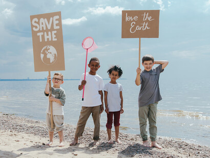 Children at the beach doing clean-up