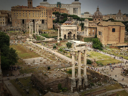 Fori imperiali, Roma, Italia. Roma, storicamente, “città aperta” e accogliente per tutti i ceti sociali, a partire dagli ultimi anni ha incominciato un percorso analogo a quello londinese: il costo della vita è aumentato a dismisura, come anche gli affitti delle case e l'acquisto di un bene immobile