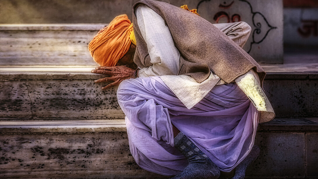India, fedele in preghiera in un tempio di Ujjain (Madhya Pradesh), una delle città sacre dell’India, foto Sergio Pessolano