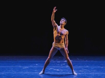 Bigonzetti evita gli stereotipi dell'artista maledetto e concentra la sua lettura sulla fisicità dei corpi, trasformando i celebri contrasti chiaroscurali dei dipinti in un linguaggio coreografico fatto di tensione, sensualità e immobilità scultorea