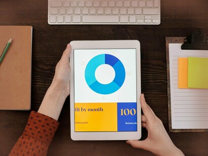 Equipe define estratégias de marketing. Dados proprietários são aqueles coletados diretamente pelas marcas, como e-mails, interações em sites e preferências dos clientes. Para empresas que conseguem usar esses dados com inteligência, a vantagem competitiva é enorme. Além de campanhas mais relevantes, há um fortalecimento da confiança, já que o consumidor se sente mais confortável em compartilhar informações quando há transparência