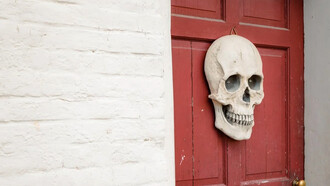 Cráneo sin pelo clavado en la puerta