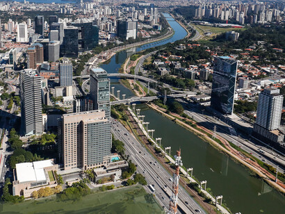 El movimiento global de extrema derecha, dedicado al extractivismo de las creencias y al extractivismo de la deliberación, es un movimiento de lo que el liberalismo ha denominado sociedad civil. Río Pinheiros, grandes polos corporativos, tecnológicos y residenciales de alta gama, São Paulo, Brasil