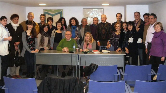 Sentados Carmen y Felipe y alrededor, los amigos del Laberinto. Comenzó como una tertulia literaria casi íntima en Castelldefels, sostenida por unas pocas manos y mucho entusiasmo, se ha convertido con el tiempo en un colectivo cultural respetado y querido