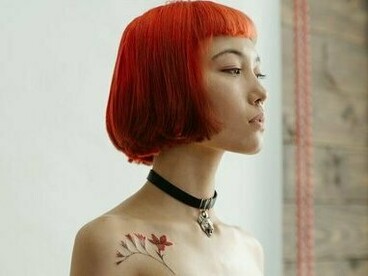 O lado dos acessórios também teve seu destaque que foram os chokers, fosse uma premiação grande com celebridades ou festivais considerados dos mais exclusivos como o Coachella, esse tipo de colar fez sua presença ser percebida por todos