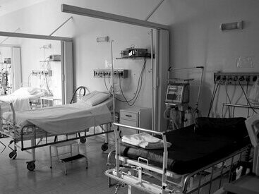 Hospital. Em Moçambique na actualidade com a falência do sector da saúde vive-se uma incerteza de vida. Hospitais sem médicos; falta de medicamentos e tratamento hóstil. Quanto custa ir a uma clínica em Moçambique, só Deus sabe o quão este povo está entregue a sua sorte adoecer neste país equivale a pena de morte