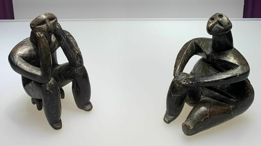 Al igual que el texto, El Pensador de Hamangia (una célebre estatuilla de terracota perteneciente a la cultura neolítica) simboliza al ser humano deteniéndose a reflexionar para trascender la mera supervivencia