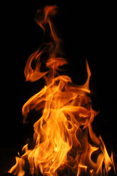 Senza il fuoco gli uomini morivano, così Prometeo mosso da compassione chiese ad Atena di accedere di notte all’Olimpo e dalla torcia nella fucina di Efesto ne rubò una scintilla e la portò agli uomini