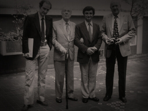 Roberto Alfiano con Jorge Luis Borges y otras personalidades de la cultura