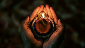 Eu aspiro com todo meu ser reverenciar a vida e seus Reinos da Natureza, de toda vida na vida, eu sou feliz com a presença da Reverência, mas está me parecendo cada vez mais impossível viver assim como vivem os seres humanos agora dona Alma, onde a reverência está toda voltada ao poder do capital! 