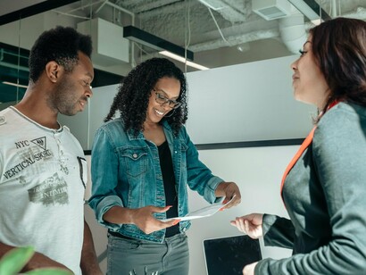Casal completa processo de adoção de criança. Por outro lado, para o adulto que chega — seja como madrasta, padrasto ou pai/mãe adotivo — também não é fácil. Não basta amar a criança para ser imediatamente aceito. Não adianta ter boas intenções se elas não vierem acompanhadas de empatia