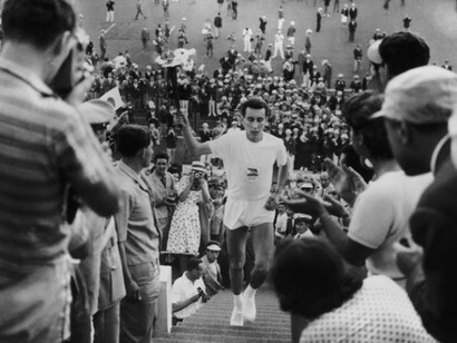 L’atleta italiano Giancarlo Peris porta la fiaccola nello stadio olimpico per la cerimonia di apertura dei Giochi, 26 agosto 1960