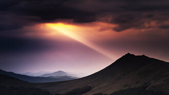 Un halo de luz se abre paso entre las densas nubes