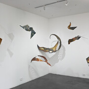 Varios artistas, Un minuto en la vida del mundo, vista de exhibición. Cortesía de la Q Galeria
