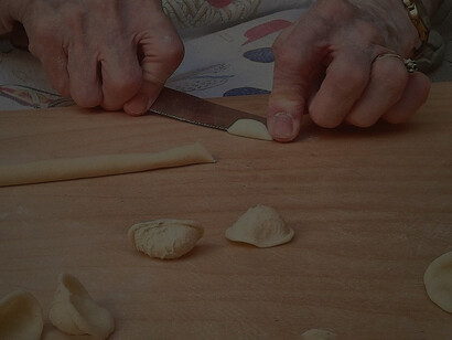 Pasta fatta a mano. La magia delle orecchiette: una pasta fatta a mano con cuore e esperienza