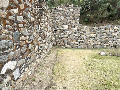 Este complejo, con sus nueve sectores arquitectónicos, incluye plazas ceremoniales, templos y andenes, pero solo el 30% ha sido excavado y restaurado