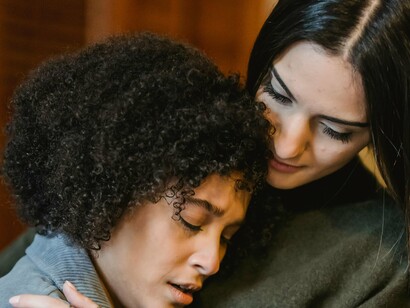 Muita gente está tão ocupada em sobreviver — trabalhando, lidando com dívidas, pressões e responsabilidades — que se torna insensível não por maldade, mas por esgotamento. Quando se vive em estado de alerta constante, o cérebro prioriza a autoproteção e pode “desligar” a empatia