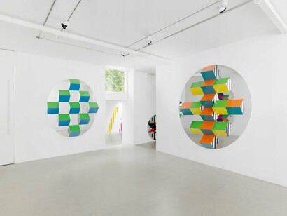 Daniel Buren, Du cercle aux carrés, hauts-reliefs situés et in situ, vue d'exposition. Avec l’aimable autorisation de la galerie Mennour
