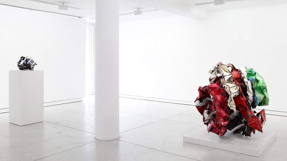 John Chamberlain, vue de l'exposition. Avec l'aimable autorisation de la Galerie Karsten Greve