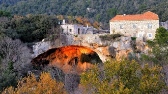 L'Arma delle Mànie, una delle maggiori caverne del Ponente ligure. Sede dell'uomo di Neandertal