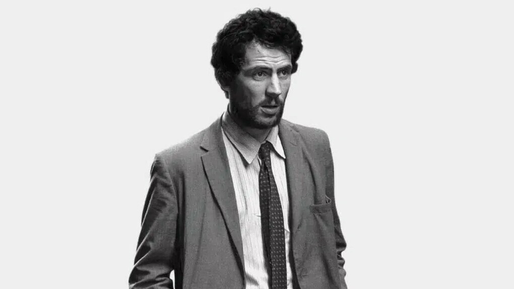 A começar pela dualidade proposta no título da obra. O mastermind de Reichardt não é exatamente um criminoso de mente brilhante, embora possa considerar-se como um. O título opera como sátira à mitologia do liberal norte-americano, à crença na destreza individual como motor do sucesso