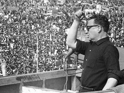 Salvador Allende dando un discurso en 1970. Allende dijo a los mexicanos en la visita este país: «Gracias por comprender el drama de mi patria, que es —como dijera Pablo Neruda—, un Vietnam silencioso»