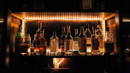 Botellas de licor en la repisa principal del Bar Feli, despacho de Eladio