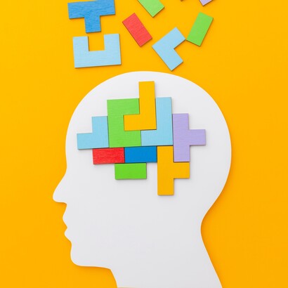 Esempi comuni di offloading cognitivo includono scrivere liste, usare calcolatrici o affidarsi al GPS