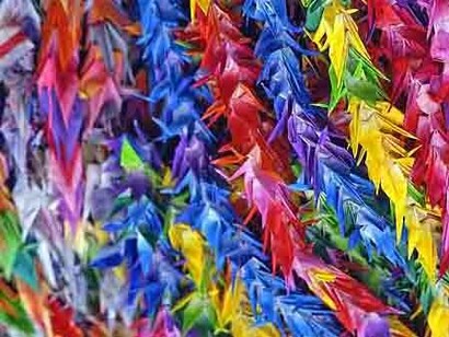 No quería que mi última tarde en el Parque de la Paz se convirtiera en una despedida de un tiempo que ya se aleja.
Grullas de papel en el Parque de la Paz, en Hiroshima, Japón