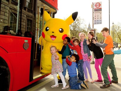 Un grupo de niños suben a un autobús en Londres junto a Pikachu