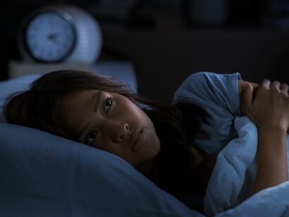 Mujer con insomnio. A menudo una mala relación con el sueño se produce porque no identificamos los factores que pueden perturbarlo