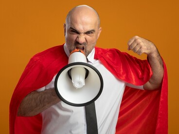 Attraverso la satira politica, si può dire ciò che altrimenti resterebbe taciuto, svelando ipocrisie e inganni 