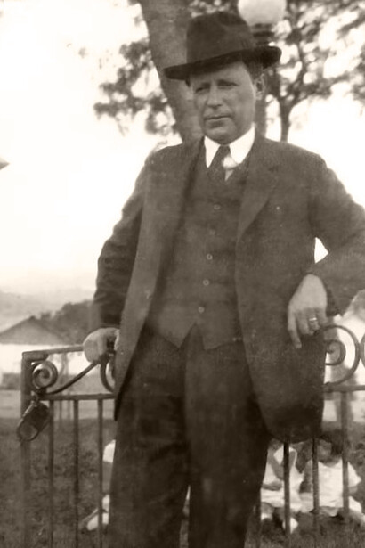 Julio Sancho Jiménez posa en el parque Jesús Jiménez, frente al Hotel Francés, alrededor del año 1930. Foto facilitada por su nieta, doña Monthia Sancho Cubero