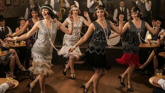 Antes dos anos 1920, o corpo feminino vivia confinado dentro de estruturas rígidas. O espartilho, símbolo máximo do controle social sobre o corpo da mulher, moldava cinturas, comprimindo costelas e limitando a respiração. A moda eduardiana, com seus volumes e saias longas, reforçava ideais de fragilidade e domesticidade. Essa estética sucumbiu sob o peso da modernidade e das transformações do mundo