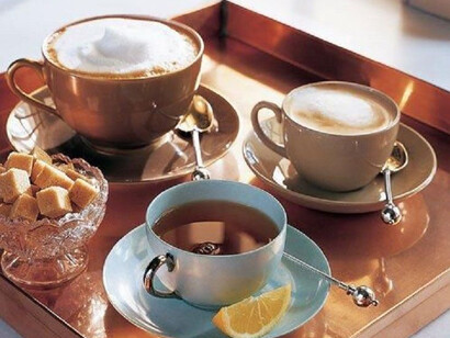 Il cappuccino italiano è un intermezzo perfetto