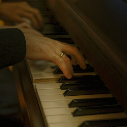 Musica. Anche la musica ha la capacità di evocare emozioni. Potremmo dire che, con la sua astrazione, si collega immediatamente ai sentimenti attraverso le emozioni, grazie alla sua soggettività, alla sua funzione emotiva e poetica
