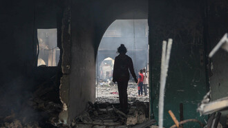 Una niña palestina inspecciona los daños después de un ataque israelí al edificio escolar Yafa, una escuela convertida en refugio, en la ciudad de Gaza el 23 de abril de 2025