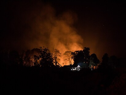 Uma queimada de grande porte em área de desmatamento e vista as margens da rodovia BR-230 no município de Apuí, Amazonas. Foto: Bruno Kelly/Amazônia Real