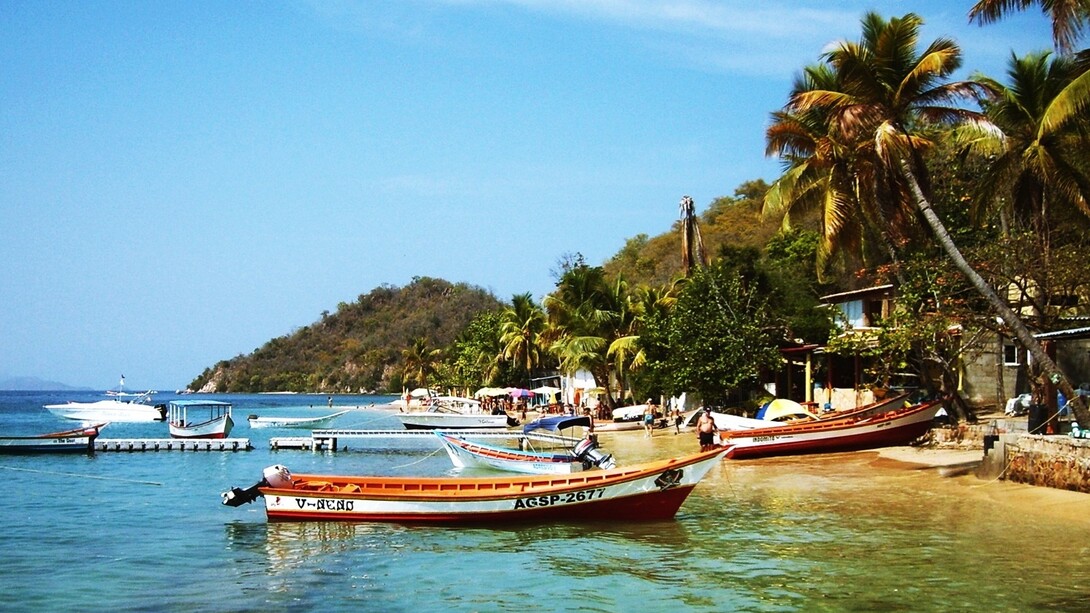 Embarcaciones en la cosa te Puerto la Cruz, Venezuela