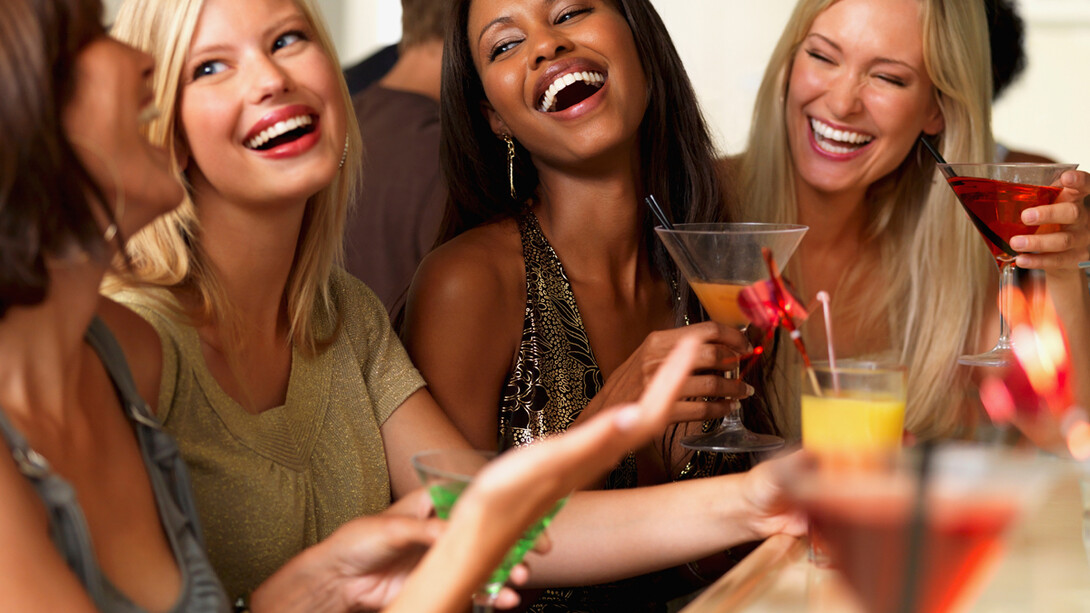 Recientes estudios que cotillear es bueno para la salud