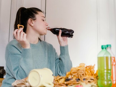 Quando alimentos ultraprocessados são mais baratos e acessíveis, a responsabilidade pelas escolhas não pode ser colocada apenas sobre o consumidor. O ambiente alimentar também determina o que é possível colocar no prato